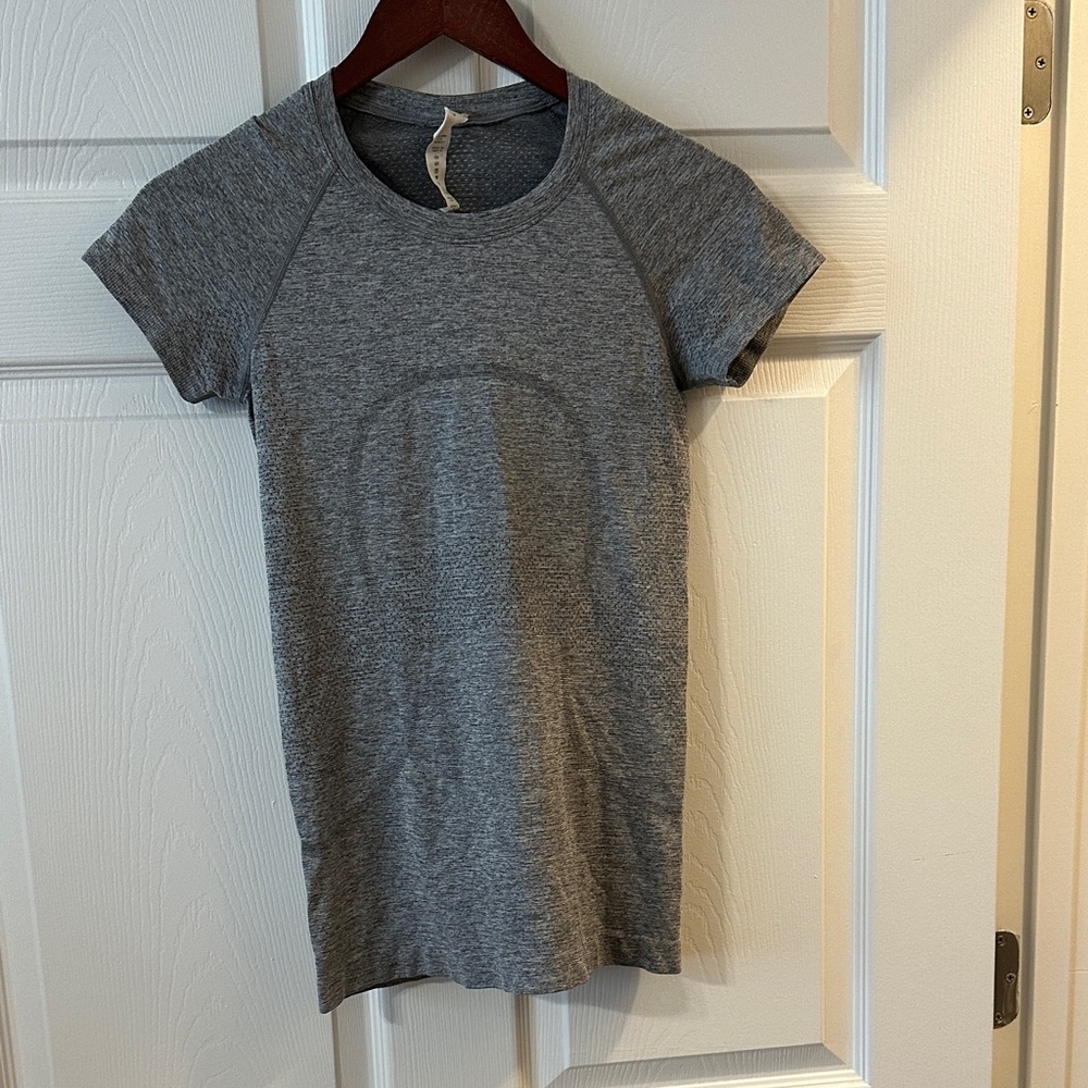 Lululemon Athletica Heather Gray Short Sleeve Tee in mint condition